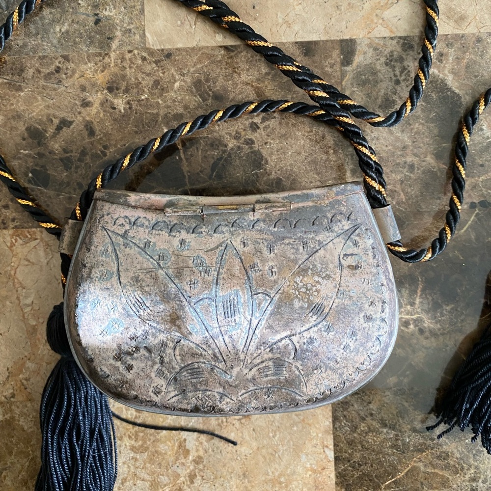 Adorable  purse shaped curtain tassels.